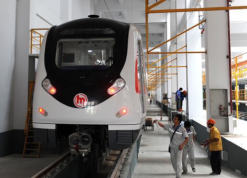 8月10日,工作人員在對(duì)抵達(dá)的首列地鐵車(chē)輛進(jìn)行巡檢。當(dāng)日,杭州地鐵1號(hào)線(xiàn)首列車(chē)輛6節(jié)車(chē)廂抵達(dá)杭州地鐵七堡列車(chē)段。地鐵列車(chē)抵達(dá)杭州后,車(chē)輛將再次上線(xiàn)調(diào)試,需要調(diào)試的內(nèi)容包括信號(hào)系統(tǒng)、制動(dòng)系統(tǒng)等。據(jù)了解,杭州地鐵1號(hào)線(xiàn)車(chē)輛一列有六節(jié)車(chē)廂,額定載客能力為1436人。車(chē)輛最高運(yùn)行速度為80公里/小時(shí),全線(xiàn)平均旅行速度不小于37公里/小時(shí)。預(yù)計(jì)杭州地鐵1號(hào)線(xiàn)主線(xiàn)鋪軌將在今年國(guó)慶前完成。新華社記者 徐昱 攝