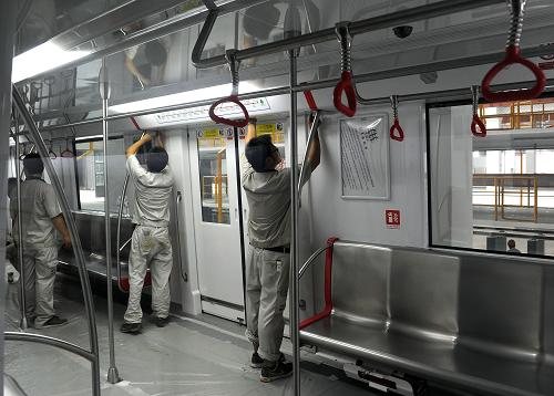 8月10日,工作人員在對(duì)抵達(dá)的首列地鐵車(chē)輛進(jìn)行巡檢。新華社記者 徐昱 攝