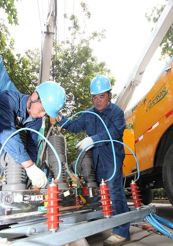 8月10日,國(guó)家電網(wǎng)安徽蚌埠供電公司技術(shù)人員頂著烈日安裝10千伏電力設(shè)備。當(dāng)日,為保障連續(xù)供電,在炎炎烈日下,國(guó)家電網(wǎng)安徽蚌埠供電公司技術(shù)人員克服了10千伏雙回線路結(jié)構(gòu)緊密、線間距離小等困難,“全副武裝”帶電作業(yè),保證夏季用電高峰時(shí)期正常生產(chǎn)生活用電。新華社發(fā)(牛路 攝)