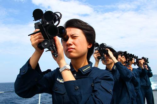 8月9日,女學(xué)員們在大海上進(jìn)行觀天測海訓(xùn)練。8月10日,13名來自海軍大連艦艇學(xué)院的女學(xué)員在海上進(jìn)行了天文航海實習(xí)考核,合格率100%。這批女學(xué)員首次隨“鄭和”號遠(yuǎn)洋訓(xùn)練艦赴俄羅斯、朝鮮訪問及遠(yuǎn)洋航海實習(xí)。在為期18天的時間里,她們分別進(jìn)行了天文航海、地文航海,水文氣象等課目的實習(xí)訓(xùn)練,在隨艦實習(xí)中擔(dān)任見習(xí)值更官,并輪流分配到通信、航海、機電等崗位觀摩實習(xí),熟悉艦艇各部位操作指揮方式。據(jù)介紹,這批女學(xué)員是海軍在全國范圍內(nèi)從應(yīng)屆高中生和優(yōu)秀部隊士兵中挑選出來的佼佼者,畢業(yè)達(dá)標(biāo)后將擔(dān)任艦艇初級指揮軍官。未來中國海軍艦艇指揮軍官序列里將出現(xiàn)女性的面孔。中國海軍訓(xùn)練艦編隊于7月25日從旅順某軍港起航后,13名女學(xué)員隨艦穿越釜山海峽、航經(jīng)日本海,總航程達(dá)2000多海里,先后訪問俄羅斯符拉迪沃斯托克市和朝鮮元山市,圓滿完成軍事外交和遠(yuǎn)航訓(xùn)練任務(wù)。新華社記者 查春明 攝