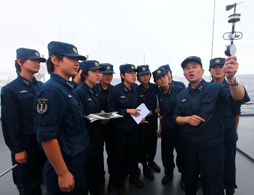 女學(xué)員們在“鄭和”艦航行中進(jìn)行風(fēng)速測量(7月27日攝)。新華社記者 查春明 攝