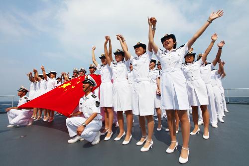 女學(xué)員首次走出國門,在大洋上同國旗合影(7月26日攝)。新華社記者 查春明 攝