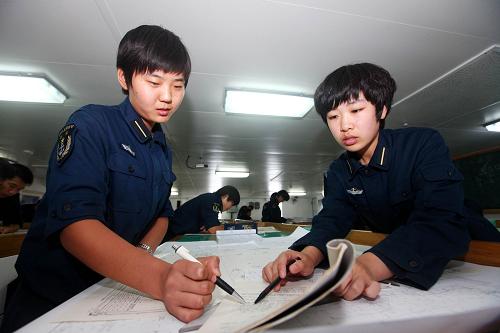 女學(xué)員們在“鄭和”艦教室進(jìn)行海圖繪圖作業(yè)(7月27日攝)。新華社記者 查春明 攝