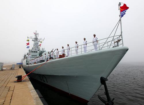 8月11日,“洛陽”號導(dǎo)彈護(hù)衛(wèi)艦駛抵旅順軍港。新華社記者 查春明 攝