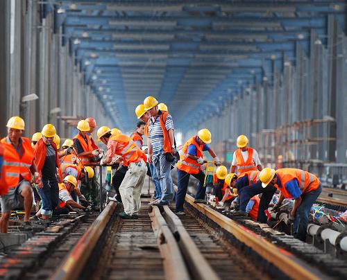 8月11日,南昌鐵路局九江橋工段職工在九江長(zhǎng)江大橋鐵路橋進(jìn)行橋面維修施工。新華社發(fā)(胡國(guó)林 攝)
