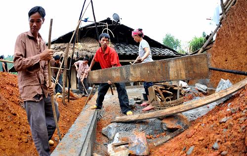 廣西那坡縣百省鄉(xiāng)面良村的村民在建新房(8月10日攝)。新華社記者 張愛(ài)林 攝