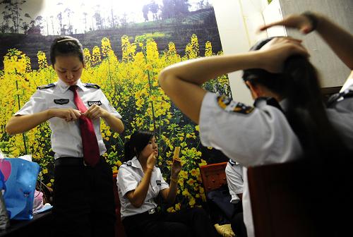 8月12日,城管勸導(dǎo)隊員在上崗前做準(zhǔn)備。新華社記者 江宏景 攝