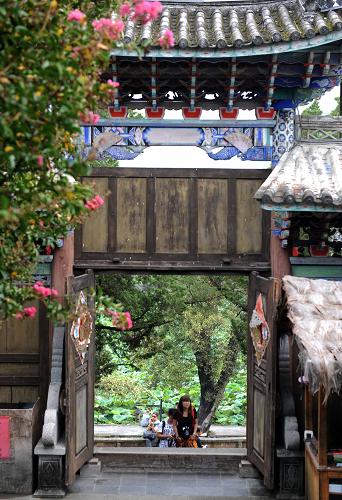 8月12日,游客在騰沖和順古鎮(zhèn)參觀。新華社記者 秦晴 攝