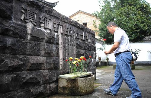 8月12日,一位游客在騰沖和順古鎮(zhèn)滇西抗戰(zhàn)博物館內(nèi)參觀,為滇緬抗戰(zhàn)犧牲烈士獻(xiàn)花。新華社記者 秦晴 攝