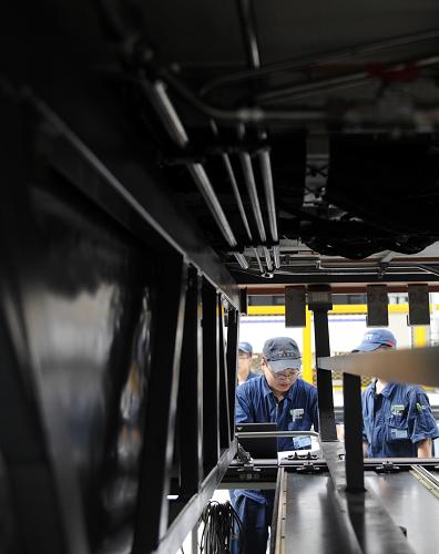 8月12日,長春軌道客車股份有限公司工作人員在測試高速動車組制動系統(tǒng)氣壓。新華社記者 林宏 攝