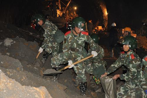 8月12日,武警云南總隊迪慶藏族自治州支隊官兵正在現(xiàn)場開展救援工作。新華社發(fā)