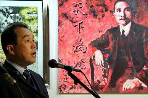 8月14日,中國駐加拿大大使章均賽在渥太華舉行的紀(jì)念辛亥革命100周年書畫作品展上致辭。加拿大渥太華華僑華人紀(jì)念辛亥革命100周年書畫作品展當(dāng)日晚在隨藝軒畫廊開幕。展覽以辛亥革命為主題,參展作品有國畫、油畫、玻璃畫、布畫和書法等,100多件精美作品充分表達(dá)了海外華僑華人對辛亥革命先驅(qū)的懷念和對中華民族偉大復(fù)興的期盼。 新華社記者 張大成 攝