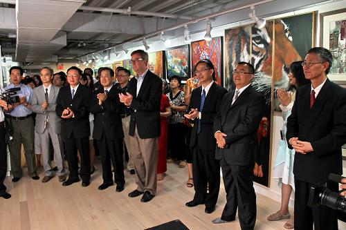 8月14日,中國駐加拿大大使章均賽(前左四)和渥太華市市長吉姆·沃森(前左五)在渥太華舉行的紀(jì)念辛亥革命100周年書畫作品展上觀賞藝術(shù)作品。新華社記者 張大成 攝