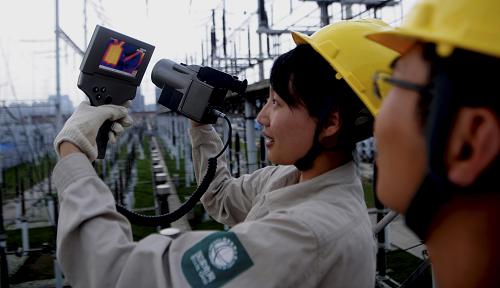 8月15日,供電職工在江蘇揚(yáng)州市境內(nèi)的220千伏蔣王變電站內(nèi)進(jìn)行紅外測(cè)溫。8月15日10時(shí)30分,江蘇電網(wǎng)統(tǒng)調(diào)用電負(fù)荷躍升至6628萬(wàn)千瓦,創(chuàng)下全省統(tǒng)調(diào)用電負(fù)荷的新紀(jì)錄。目前江蘇全省電網(wǎng)運(yùn)行平穩(wěn),省電力公司已組織8000余名工作人員對(duì)用戶進(jìn)行拉網(wǎng)式巡檢,1.5萬(wàn)名生產(chǎn)人員前往現(xiàn)場(chǎng),做好變電站設(shè)備、出線通道以及配電網(wǎng)的梳理排查工作,確保高溫高負(fù)荷下電網(wǎng)的安全。新華社發(fā)(濮良平 攝)