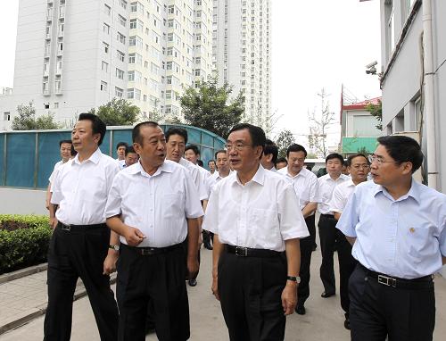 8月12日至16日,中共中央政治局常委、中央紀(jì)委書記賀國強(qiáng)先后到山西晉中、長治、忻州、太原等地調(diào)研。這是8月16日,賀國強(qiáng)在太原市萬柏林區(qū)閻家溝社區(qū)考察。新華社記者 丁林 攝