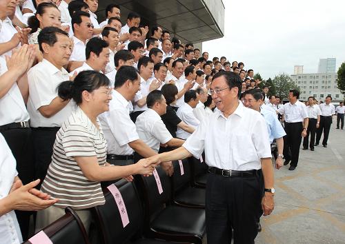 這是8月16日,賀國強(qiáng)在山西省紀(jì)委監(jiān)察廳看望機(jī)關(guān)干部。新華社記者 丁林 攝