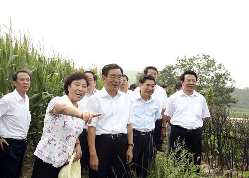 這是8月12日,賀國強(qiáng)在晉中市昔陽縣大寨村考察。新華社記者 丁林 攝
