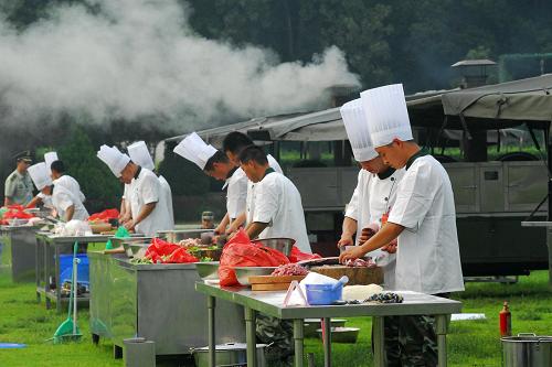 8月27日,在武警江蘇總隊(duì)訓(xùn)練基地,炊事員利用炊事拖車(chē)進(jìn)行戰(zhàn)地野炊制作課目競(jìng)賽。當(dāng)日,武警江蘇總隊(duì)2011年度后勤專(zhuān)業(yè)崗位大比武拉開(kāi)帷幕,來(lái)自全省部隊(duì)司務(wù)長(zhǎng)、駕駛員、修理工、炊事員、軍械員、衛(wèi)生員等多個(gè)后勤崗位的360名官兵,參加了野炊技能、無(wú)千斤頂更換汽車(chē)輪胎、無(wú)光條件下武器分解結(jié)合、戰(zhàn)地武器故障排除及修理、戰(zhàn)地自救互救等多個(gè)課目的競(jìng)賽考核。新華社發(fā)(韓華 攝)