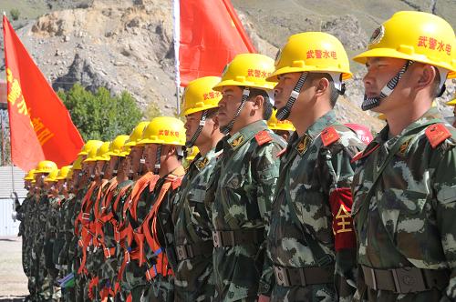 9月3日,官兵們整裝待發(fā)。 9月3日,武警水電二總隊(duì)八支隊(duì)七中隊(duì)官兵們?cè)诶_市郊進(jìn)行輸電線路應(yīng)急搶險(xiǎn)演練。作為武警部隊(duì)惟一一支輸電線路應(yīng)急救援國(guó)家隊(duì),武警水電二總隊(duì)實(shí)行平戰(zhàn)結(jié)合,在西藏既承擔(dān)電網(wǎng)建設(shè)項(xiàng)目,又利用項(xiàng)目建設(shè)閑時(shí)加強(qiáng)應(yīng)急搶險(xiǎn)應(yīng)急演練,以在遇突發(fā)輸電事件時(shí),確保“召之即來(lái)、來(lái)之能戰(zhàn)、戰(zhàn)之能勝”。 新華社發(fā)(平國(guó)旺 攝)