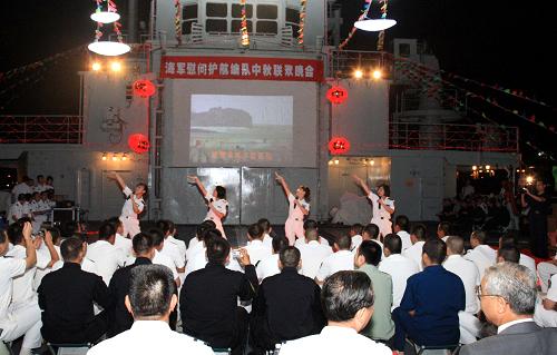 9月11日晚,在位于沙特阿拉伯西部的吉達港,艦艇上女兵在表演小合唱。當晚,正在亞丁灣、索馬里海域執(zhí)行護航任務的中國海軍第九批護航編隊中的“青海湖”艦官兵與從國內(nèi)前來慰問的海政文工團演員們在紅海上舉行聯(lián)歡會,慶祝中秋節(jié)。中國駐沙特使領館工作人員、駐沙中資機構和華人華僑代表也參加了聯(lián)歡會。新華社發(fā)(董立威攝)