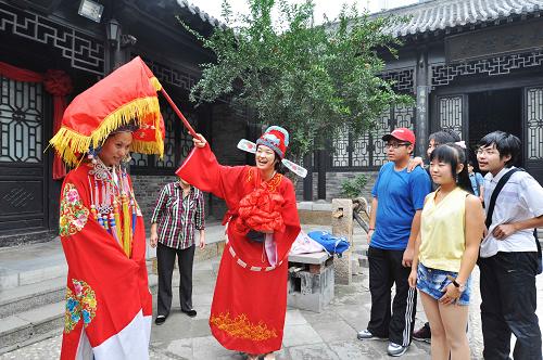 9月11日,游客扮成新人在山東淄博周村古商城內(nèi)“成親”。新華社發(fā)(董乃德 攝)
