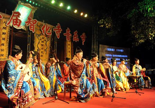 9月12日,西安都城隍廟鼓樂隊在演奏古樂《迎賓曲》。新華社記者 羅曉光 攝