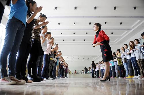 9月13日,大學(xué)生志愿者在寧夏大學(xué)的訓(xùn)練室內(nèi)接受問候禮儀的培訓(xùn)。 隨著2011第二屆中國(guó)·阿拉伯國(guó)家經(jīng)貿(mào)論壇開幕日期的臨近,服務(wù)本次盛會(huì)的志愿者也開始進(jìn)入緊張的培訓(xùn)當(dāng)中,其中一部分志愿者要接受行姿、坐姿、蹲姿、站姿、引導(dǎo)禮儀、微笑禮儀、握手禮儀等多種社交禮儀的培訓(xùn)。 2011第二屆中國(guó)·阿拉伯國(guó)家經(jīng)貿(mào)論壇將于9月21日在寧夏回族自治區(qū)銀川市開幕,屆時(shí)將有400余名志愿者服務(wù)本次盛會(huì)。 新華社記者 彭昭之?dāng)z