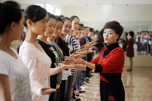 9月13日,大學(xué)生志愿者在寧夏大學(xué)的訓(xùn)練室內(nèi)接受引導(dǎo)禮儀培訓(xùn)。 隨著2011第二屆中國(guó)·阿拉伯國(guó)家經(jīng)貿(mào)論壇開幕日期的臨近,服務(wù)本次盛會(huì)的志愿者也開始進(jìn)入緊張的培訓(xùn)當(dāng)中,其中一部分志愿者要接受行姿、坐姿、蹲姿、站姿、引導(dǎo)禮儀、微笑禮儀、握手禮儀等多種社交禮儀的培訓(xùn)。 2011第二屆中國(guó)·阿拉伯國(guó)家經(jīng)貿(mào)論壇將于9月21日在寧夏回族自治區(qū)銀川市開幕,屆時(shí)將有400余名志愿者服務(wù)本次盛會(huì)。 新華社記者 彭昭之?dāng)z
