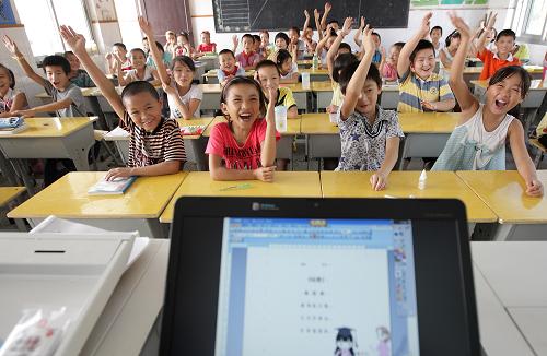 9月13日,浙江省諸暨市陶朱街道城山小學(xué)的孩子們開心地在多媒體課堂上課。 當(dāng)日,在浙江省諸暨市陶朱街道城山小學(xué)教室內(nèi),都安裝了先進(jìn)的多媒體設(shè)備,為讓外來民工子女共享優(yōu)質(zhì)教育資源創(chuàng)造了條件。據(jù)了解,目前共有來自16個(gè)省的近500名學(xué)生在該校讀書。 新華社發(fā)(郭斌 攝)
