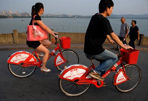 9月13日,兩名市民騎公共自行車游西湖。 杭州市公共自行車交通服務(wù)公司的最新數(shù)據(jù)顯示,杭州公共自行車日均租用人數(shù)達(dá)到了25萬(wàn)人次,幫助杭州一年減碳排放量3.5萬(wàn)噸左右。 據(jù)介紹,2008年5月1日,杭州在全國(guó)率先運(yùn)行公共自行車租賃系統(tǒng)。目前杭州市已建成免費(fèi)公共自行車服務(wù)點(diǎn)2411個(gè),投放自行車60600輛。 新華社記者 韓傳號(hào) 攝