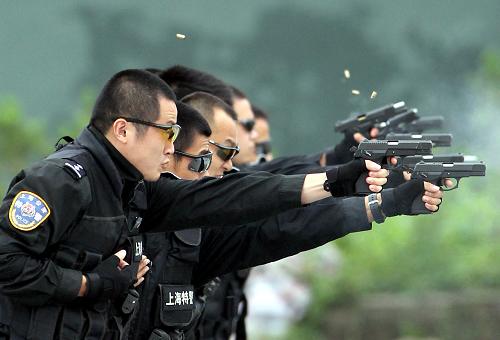 9月14日,特警隊員正在進(jìn)行左手射擊訓(xùn)練。當(dāng)日,上海市公安局特警總隊舉行大型反恐防暴綜合演練,在一個小時的演練中,特警隊員們展示了挑戰(zhàn)極限、精度射擊、空中打擊、圍捕恐怖分子等一系列戰(zhàn)術(shù)和反恐技能實兵演練,在鍛煉特警快速處置突發(fā)事件能力的同時,全面檢驗了上海公安特警正規(guī)化建設(shè)成果和特警“尖刀隊”的攻堅能力。這也是上海特警近年最大規(guī)模的一次技能和裝備展示。新華社記者 凡軍 攝