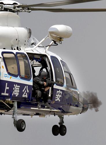 9月14日,特警隊員乘坐警用直升機從空中向恐怖分子發(fā)起精確打擊。新華社記者 凡軍 攝