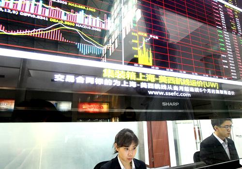 9月14日,開戶咨詢員陳怡卿(左)在上海北外灘的航運交易所內(nèi)為客戶提供航運價格信息服務(wù)。新華社記者 陳飛 攝