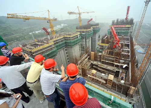 9月14日,專家組對升船機(jī)塔柱混凝土澆筑質(zhì)量情況進(jìn)行考察。當(dāng)日,國務(wù)院三峽樞紐工程質(zhì)量檢查專家組工作組前往三峽右岸地下電站和升船機(jī)施工現(xiàn)場進(jìn)行考察??疾熘饕?xiàng)目包括三峽升船機(jī)金屬結(jié)構(gòu)埋件安裝、升船機(jī)土建工程施工、三峽水庫運(yùn)行、地下電站引水洞施工、地下電站機(jī)組安裝情況等。新華社記者 肖藝九 攝