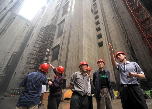 9月14日,專家組在升船機(jī)船廂室底板考察升船機(jī)金屬結(jié)構(gòu)埋件安裝情況。新華社記者 肖藝九 攝