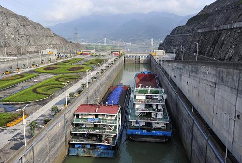 9月15日,貨輪通過三峽五級(jí)船閘。當(dāng)日11時(shí),正在進(jìn)行175米試驗(yàn)性蓄水的三峽樞紐水庫(kù)水位漲至156米以上,較蓄水起始水位上漲約4米。因水位不斷上漲,當(dāng)日,三峽船閘由四級(jí)運(yùn)行改為五級(jí)運(yùn)行。新華社發(fā)(鄭家裕 攝)