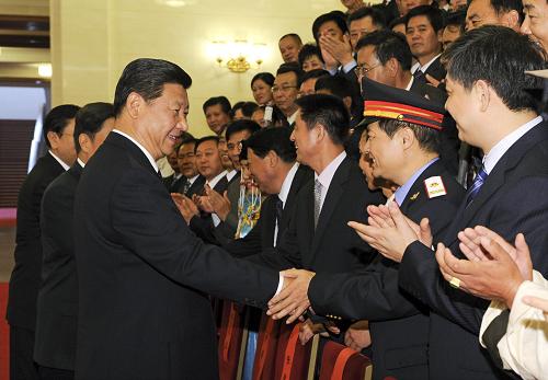 9月15日,全國(guó)老干部工作先進(jìn)集體和先進(jìn)工作者表彰大會(huì)在北京召開(kāi)。中共中央政治局常委、中央書(shū)記處書(shū)記、國(guó)家副主席習(xí)近平出席會(huì)議并講話。這是表彰大會(huì)前,習(xí)近平會(huì)見(jiàn)受表彰的代表。新華社記者 饒愛(ài)民 攝