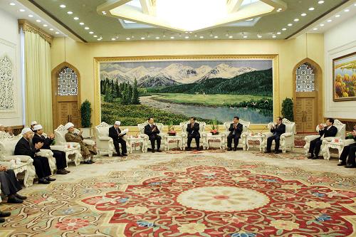 9月16日,中共中央政治局常委、全國政協(xié)主席賈慶林在北京人民大會(huì)堂會(huì)見中國伊斯蘭教協(xié)會(huì)新一屆領(lǐng)導(dǎo)班子成員,并與出席中國伊斯蘭教第九次全國代表會(huì)議的全體代表合影留念。新華社記者 劉衛(wèi)兵 攝