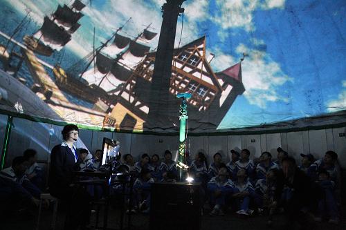 9月17日,在邯鄲市博物館廣場,眾多學(xué)生在車載天象廳內(nèi)觀看球幕式天象科普。新華社發(fā)(王九忠 攝)