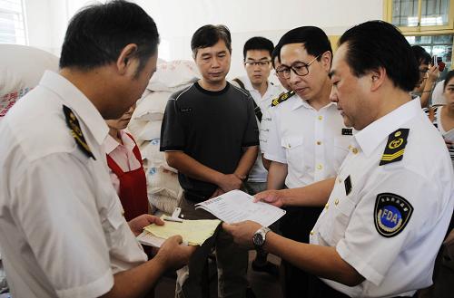 9月17日,廣西壯族自治區(qū)食品藥品監(jiān)督管理局工作人員在一學校食堂檢查食用油購買臺賬。新華社記者 向志強 攝
