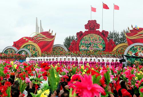 9月17日,中宣部機(jī)關(guān)合唱團(tuán)在演唱《歌唱祖國(guó)》。新華社記者范長(zhǎng)國(guó)攝