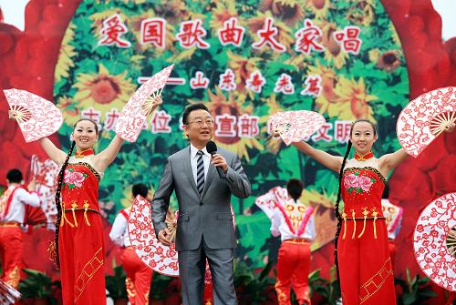 9月17日,著名歌唱家蔣大為在演唱《在那桃花盛開(kāi)的地方》。新華社記者范長(zhǎng)國(guó)攝