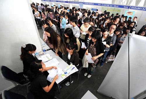 9月24日,畢業(yè)生在南京主會(huì)場(chǎng)的一家用人單位招聘攤位前應(yīng)聘。新華社記者 孫參 攝