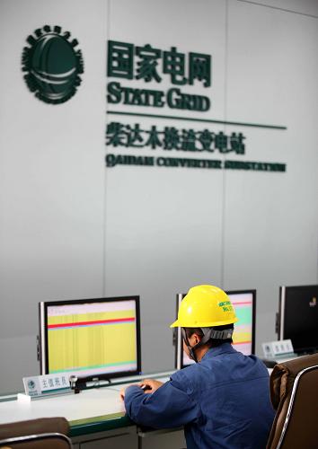 9月24日,一名電網(wǎng)員工在青海省格爾木市柴達木換流變電站監(jiān)視設(shè)備運行情況。新華社發(fā)(祁正吉 攝)
