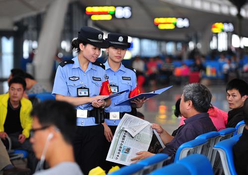 9月27日,鐵路警察在武漢火車站候車廳進(jìn)行車票票價抽查,一旦發(fā)現(xiàn)高價票可根據(jù)車票編號追查來源,打擊黑票點(diǎn)和票販子。新華社記者 程敏 攝