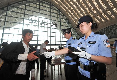 9月27日,武漢鐵路公安局干警在武漢火車站進(jìn)站口進(jìn)行安全檢查。新華社記者 程敏 攝
