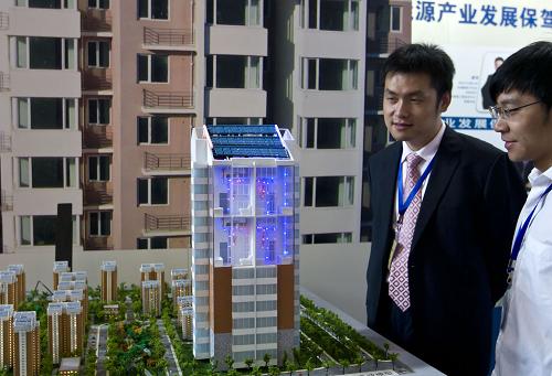 9月27日,觀眾在北京舉行的“住博會”上了解太陽能熱水系統(tǒng)。當日,為期3天的2011年第十屆中國國際住宅產(chǎn)業(yè)博覽會(簡稱“住博會”)在北京展覽館開幕。本屆住博會以“踐行十二五規(guī)劃,建造低碳明日之家”為主題,突出國際性、科技性和專業(yè)性,重點介紹國際最新的零能耗住宅體系,集中展示省地節(jié)能環(huán)保型住宅的成套住宅產(chǎn)業(yè)化技術,引導住宅不斷提升性能,推動住宅產(chǎn)業(yè)化發(fā)展。新華社發(fā)(趙冰 攝)