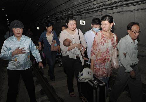 9月27日,在上海地鐵十號線事故現(xiàn)場,乘客有序疏散撤離。新華社發(fā)(鈕一新 攝)