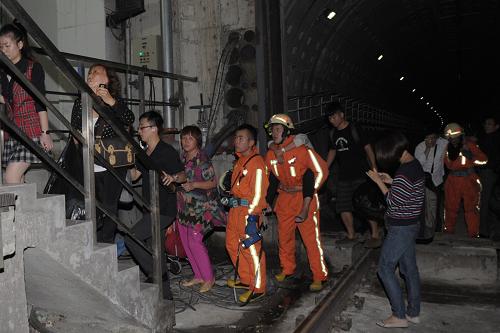 9月27日,救援人員在上海地鐵十號線事故現(xiàn)場疏散乘客。新華社發(fā)(鈕一新 攝)