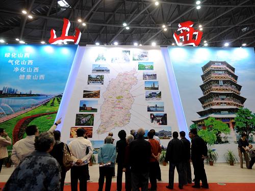 9月27日,人們?cè)诘诹鶎弥胁?huì)山西展區(qū)前駐足參觀。當(dāng)日,在山西太原舉行的第六屆中國(guó)中部投資貿(mào)易博覽會(huì)進(jìn)入第二天。作為本屆中博會(huì)的東道主,山西省重點(diǎn)展示了新能源、新材料、高新技術(shù)、裝備制造、現(xiàn)代煤化工、節(jié)能環(huán)保新技術(shù)、現(xiàn)代農(nóng)業(yè)、食品深加工、文化旅游等重點(diǎn)領(lǐng)域的最新成果,向人們展示著山西的新形象。新華社記者 燕雁 攝